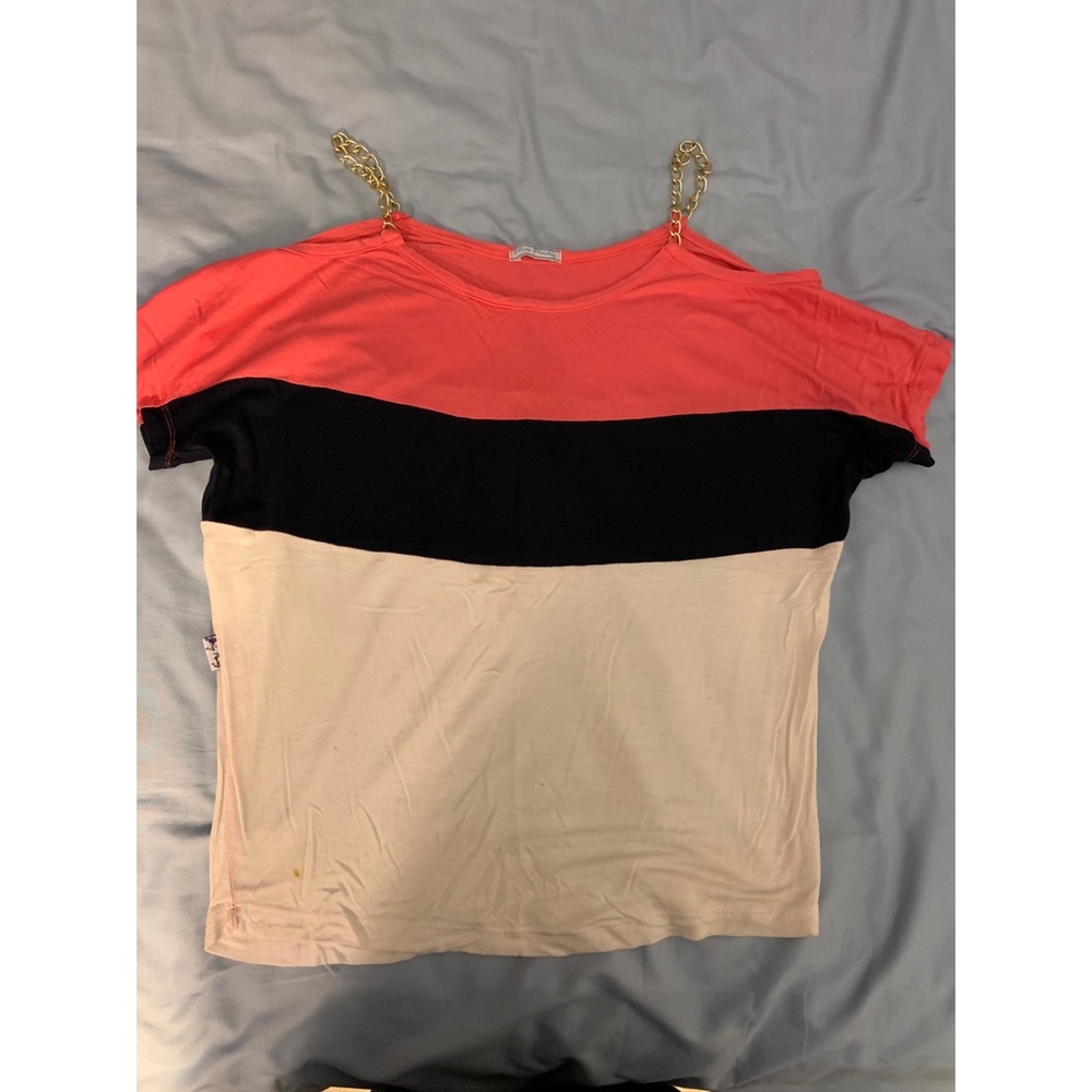 Shirt with open shoulders